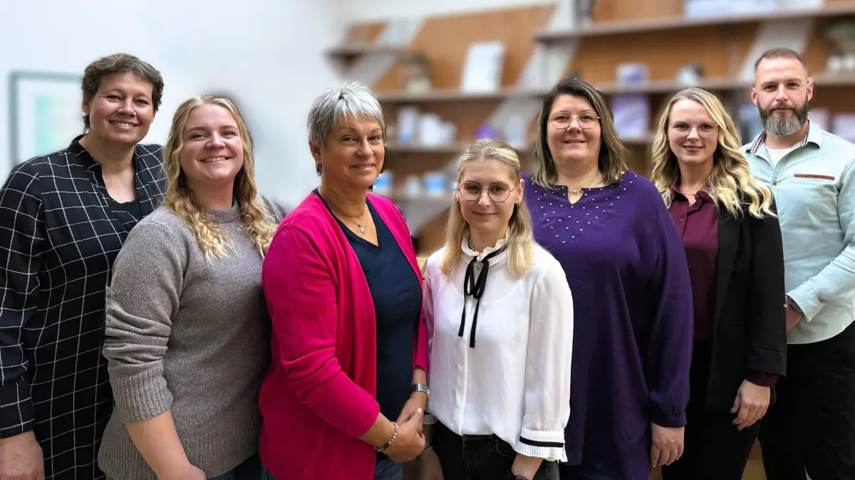 Susanne Schröder, Valerie Schmidtke, Sylke Kossack, Lisa Becher, Janine Petrick, Carolin Richter und Tino Kaiser (v. l. n. r.) sind Ihre kompetenten Ansprechpartner im Bereich Hörakustik.