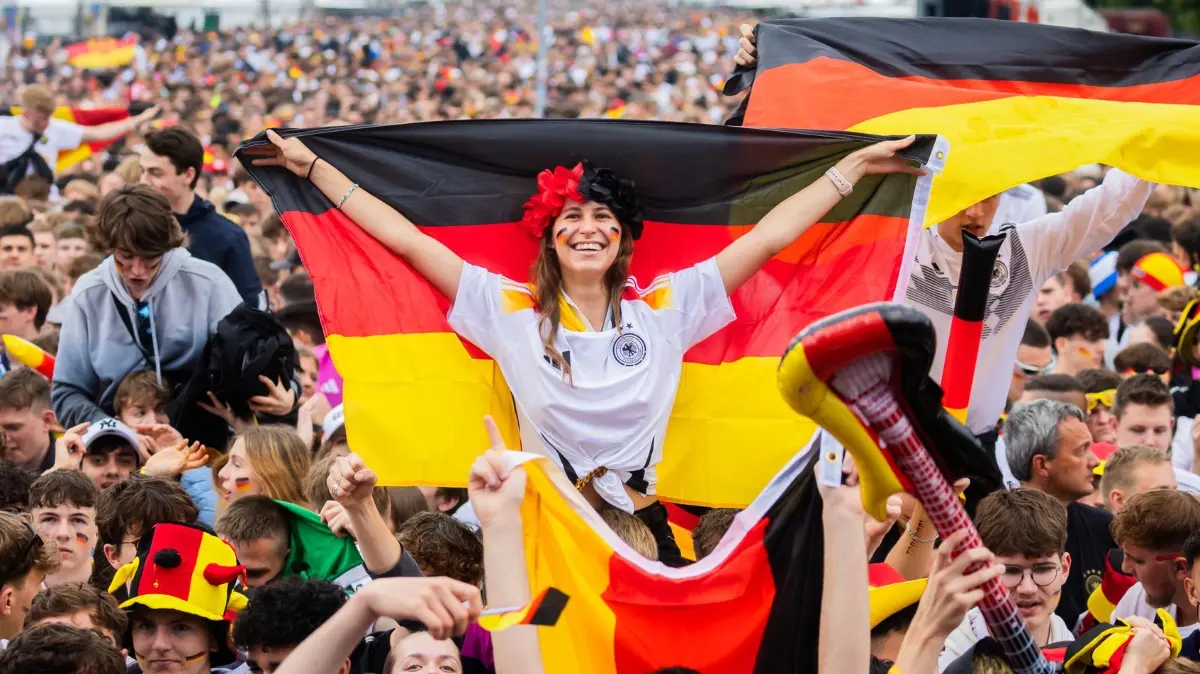 Public Viewing: ARCHIV - 19.06.2024, Berlin: Fußball, UEFA Euro 2024, Deutschland – Ungarn, Vorrunde, Gruppe A, 2. Spieltag. Deutschland-Fans jubeln beim Public Viewing in der Fanzone am Brandenburger Tor. (zu dpa: «Berlin erlaubt Public Viewing bei deutschen Vorrundenspielen») Foto: Christoph Soeder/dpa +++ dpa-Bildfunk +++