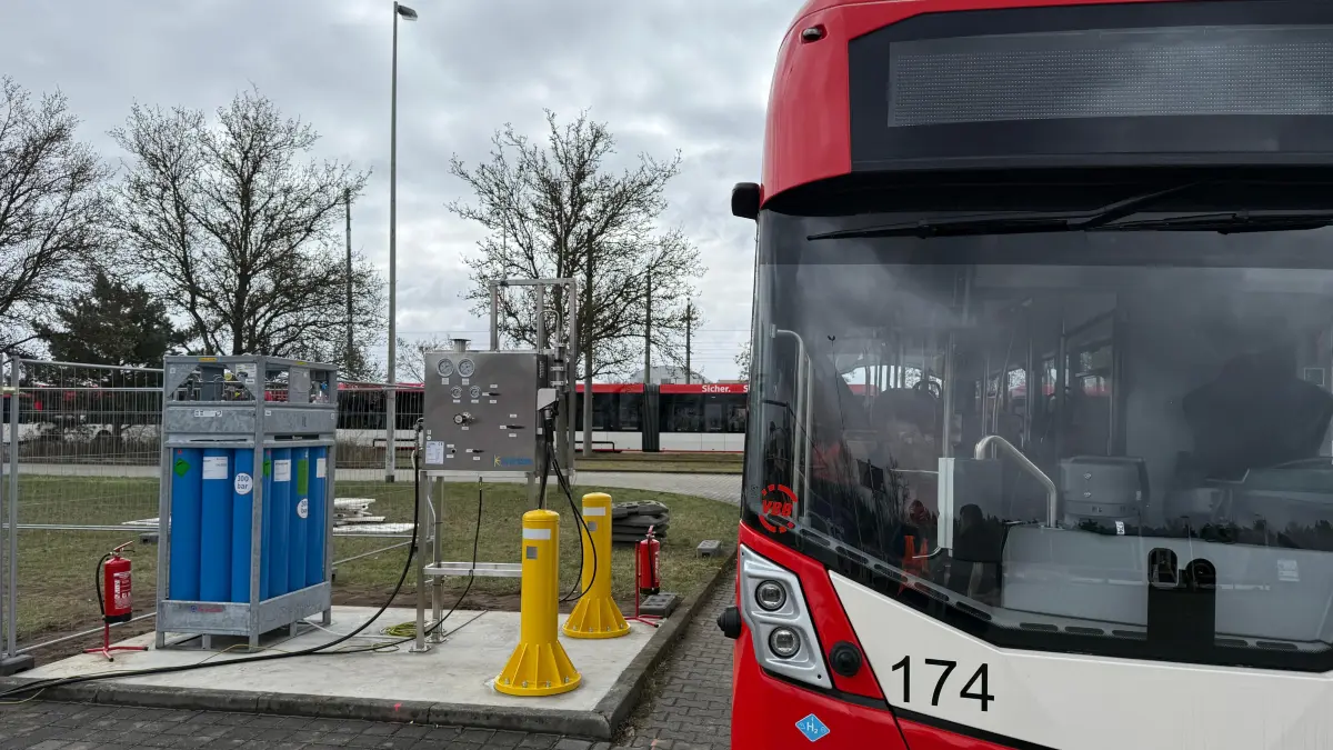 Cottbusverkehr kann die neuen Wasserstoffbusse jetzt mobil betanken. Die ersten vier Gefährte starten am Montag (20. April 2026) in den Linienverkehr.