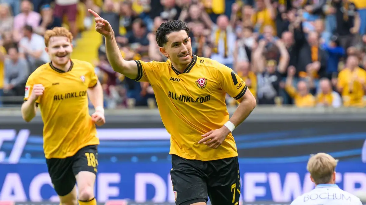 SG Dynamo Dresden - VfL Bochum: 18.04.2026, Sachsen, Dresden: Fußball, Männer: 2. Bundesliga, SG Dynamo Dresden - VfL Bochum, 30. Spieltag, Rudolf-Harbig-Stadion, Torschütze Jason Ceka (Dynamo Dresden) jubelt nach seinem Tor zum 1:0. Foto: Robert Michael/dpa - WICHTIGER HINWEIS: Gemäß den Vorgaben der DFL Deutsche Fußball Liga bzw. des DFB Deutscher Fußball-Bund ist es untersagt, in dem Stadion und/oder vom Spiel angefertigte Fotoaufnahmen in Form von Sequenzbildern und/oder videoähnlichen Fotostrecken zu verwerten bzw. verwerten zu lassen. +++ dpa-Bildfunk +++