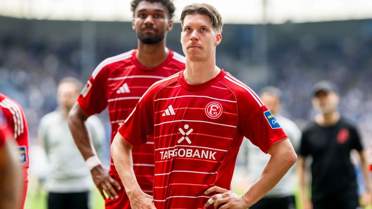 1. FC Magdeburg - Fortuna Düsseldorf: 18.04.2026, Sachsen-Anhalt, Magdeburg: Fußball, Männer: 2. Bundesliga, 1. FC Magdeburg - Fortuna Düsseldorf, 30. Spieltag, Avnet Arena Der Düsseldorfer Cedric Itten mit Frust nach Abpfiff. Foto: Julius Frick/dpa - WICHTIGER HINWEIS: Gemäß den Vorgaben der DFL Deutsche Fußball Liga bzw. des DFB Deutscher Fußball-Bund ist es untersagt, in dem Stadion und/oder vom Spiel angefertigte Fotoaufnahmen in Form von Sequenzbildern und/oder videoähnlichen Fotostrecken zu verwerten bzw. verwerten zu lassen. +++ dpa-Bildfunk +++