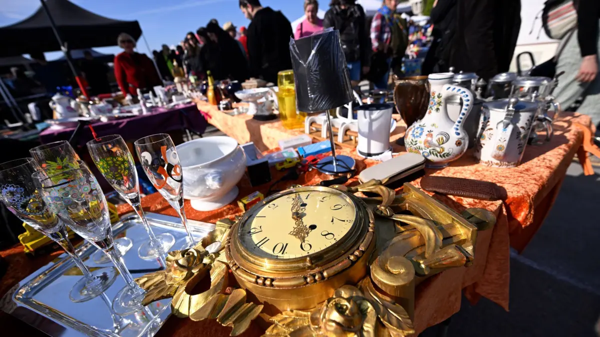 Münchner Frühlingsfest mit großem Flohmarkt: 18.04.2026, Bayern, München: Eine alte Uhr wird beim Flohmarkt des Deutschen Roten Kreuzes (DRK) auf der Theresienwiese angeboten. Foto: Felix Hörhager/dpa +++ dpa-Bildfunk +++