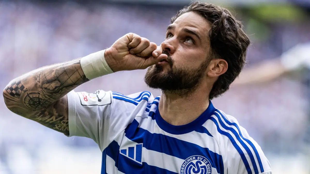 3.Liga: MSV Duisburg - TSG Hoffenheim II; 18.04.2026 : 3.Liga: MSV Duisburg - TSG Hoffenheim II 18.04.2026 MSV Duisburg bejubelt das Tor, 1:0 durch Lex-Tyger Lobinger MSV Duisburg, 45 3.Liga: MSV Duisburg - TSG Hoffenheim II Schauinsland-Reisen-Arena, Duisburg, 18.04.2026 DFB regulations prohibit any use of photographs as image sequences and/or quasi video. *** 3 Liga MSV Duisburg TSG Hoffenheim II 18 04 2026 MSV Duisburg celebrates the goal, 1 0 by Lex Tyger Lobinger MSV Duisburg, 45 3 Liga MSV Duisburg TSG Hoffenheim II Schauinsland Reisen Arena, Duisburg, 18 04 2026 DFB regulations prohibit any use of photographs as image sequences and or quasi video Copyright: xBEAUTIFULxSPORTS/Buriakovx