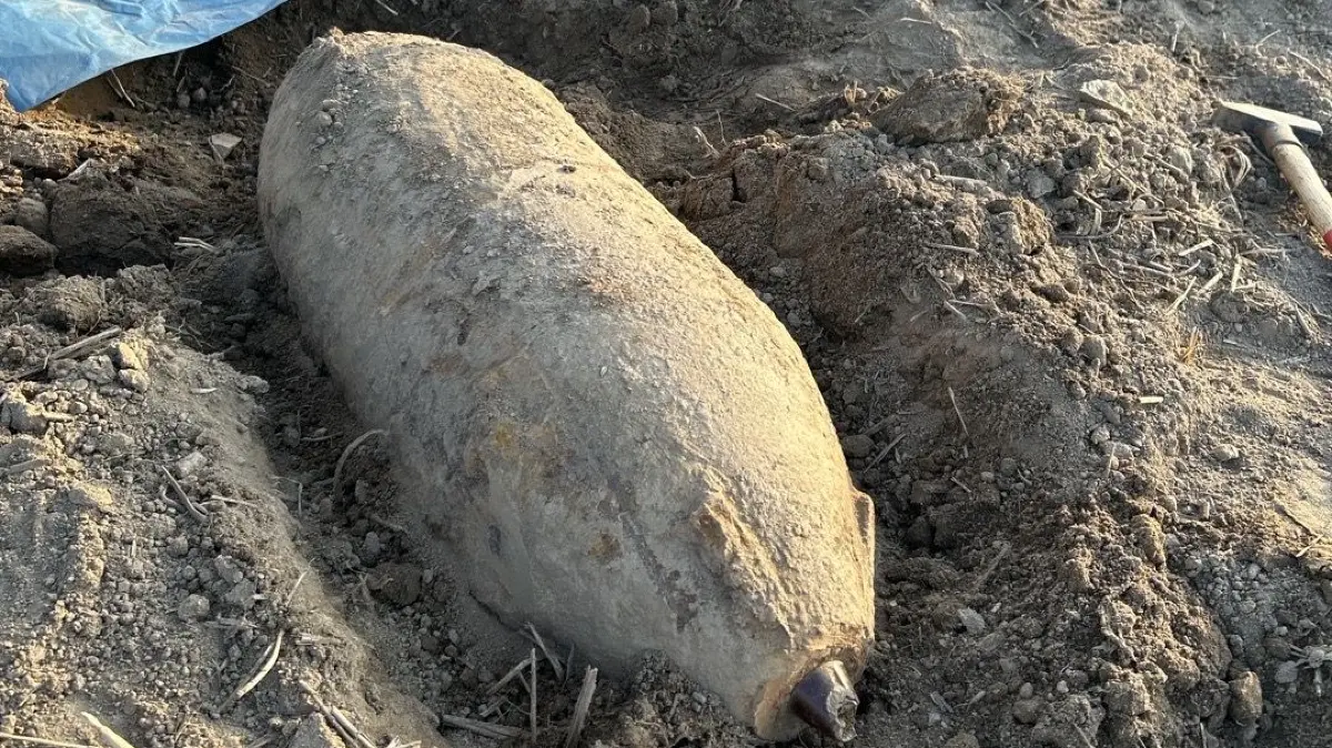 Bei Feldarbeiten wurde in Kubschütz (Landkreis Bautzen) diese Fliegerbombe gefunden. Spezialisten des Kampfmittelbeseitigungsdienstes konnten die Bombe entschärfen.