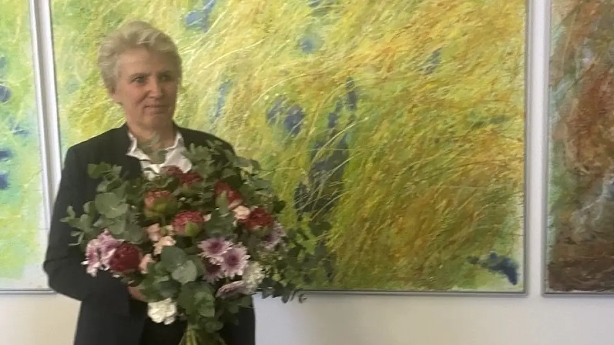 Wahlsiegerin Karina Dörk: Die amtierende und die künftige Landrätin der Uckermark am Wahlabend 19.4.2026 im Kreishaus in Prenzlau.