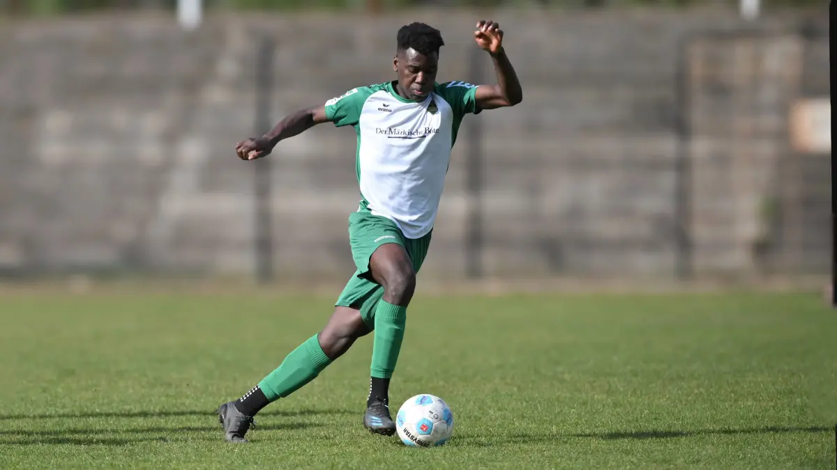 Fussball : Eisenhüttenstadt, Landesliga Süd, FC Eisenhüttenstadt : Cottbus-Ströbitz, Gustave Djene Nseke
FOTO BENK 18.04.2026