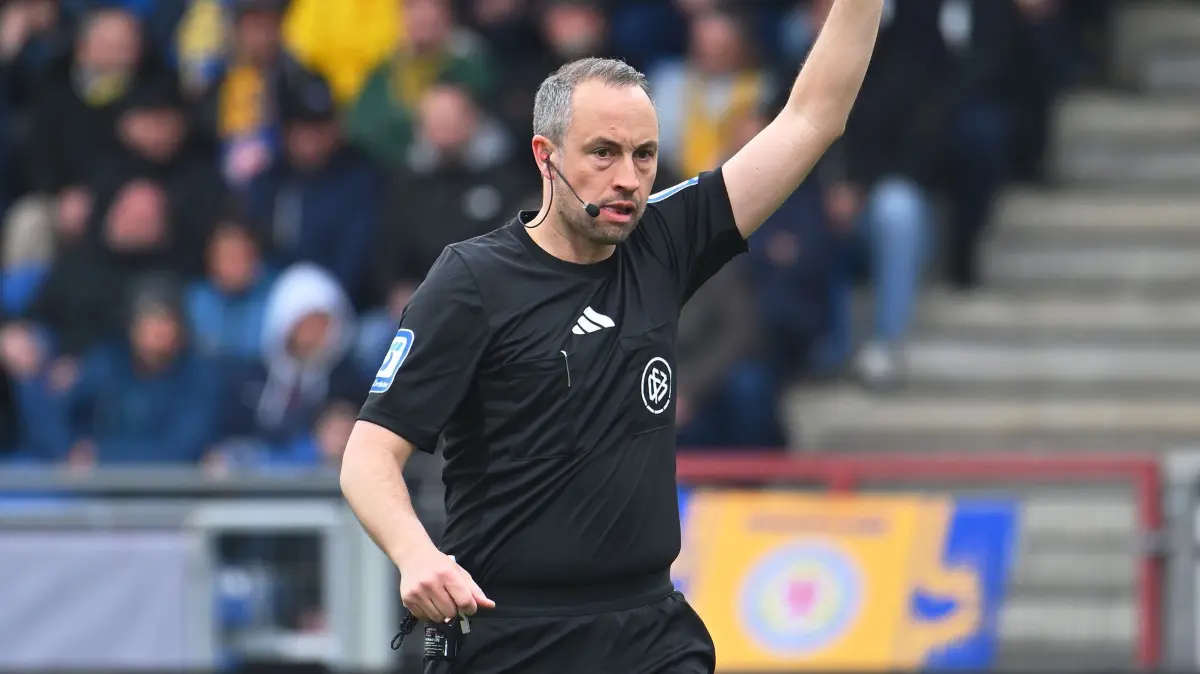 Eintracht Braunschweig - Hertha BSC: 19.04.2026, Niedersachsen, Braunschweig: Fußball, Männer: 2. Bundesliga, Eintracht Braunschweig - Hertha BSC, 30. Spieltag, Eintracht-Stadion: Schiedsrichter Patrick Alt hebt den Arm. Foto: Swen Pförtner/dpa - WICHTIGER HINWEIS: Gemäß den Vorgaben der DFL Deutsche Fußball Liga bzw. des DFB Deutscher Fußball-Bund ist es untersagt, in dem Stadion und/oder vom Spiel angefertigte Fotoaufnahmen in Form von Sequenzbildern und/oder videoähnlichen Fotostrecken zu verwerten bzw. verwerten zu lassen. +++ dpa-Bildfunk +++