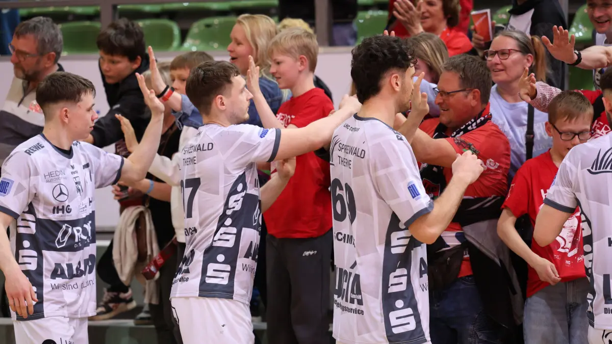 Handball Regionalliga Ostsee-Spree LHC Cottbus - SG Uni Greifswald Loitz 47-22: Der LHC feiert den Sieg.