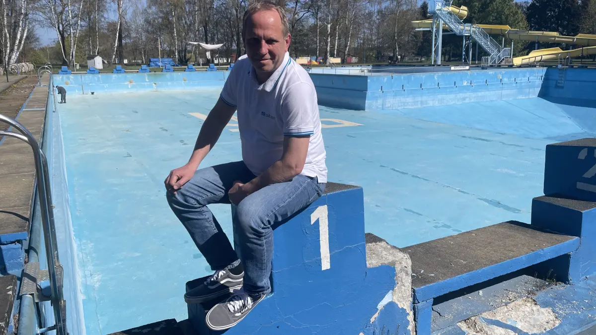 Torsten Marasus blickt trotz fehlender Gelder für die Sanierung des Freibades Finsterwalde optimistisch auf die Saisoneröffnung am 30. Mai. Auf ein Highlight muss aber in diesem Jahr im Freibad verzichtet werden.
