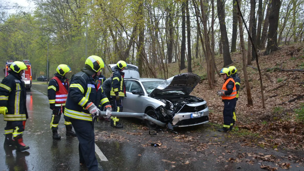Ein Autofahrer ist in Spremberg dem Gegenverkehr ausgewichen und mit einem Laternenmast kollidiert.
