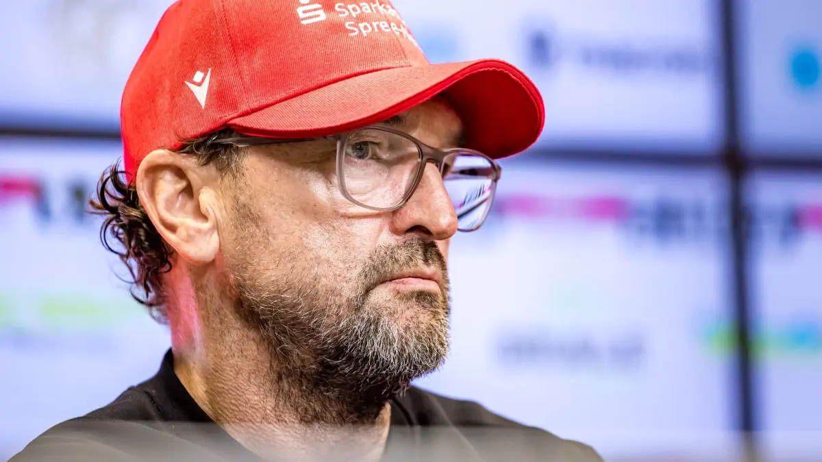 FC Energie Cottbus - Rot-Weiss Essen: 18.04.2026, Brandenburg, Cottbus: Fußball, Männer: 3. Liga, Energie Cottbus - Rot-Weiss Essen, 34. Spieltag, LEAG Energie Stadion. Trainer Claus-Dieter Wollitz (FC Energie Cottbus) sitzt in der Pressekonferenz nach dem Spiel. Foto: Frank Hammerschmidt/dpa +++ dpa-Bildfunk +++