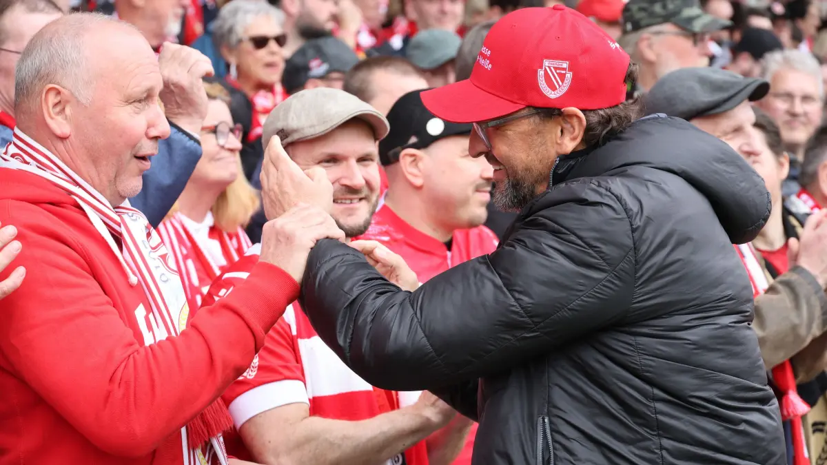 Fussball 3. Liga 2025/2026 FC Energie Cottbus - Rot-Weiss Essen: Trainer Claus-Dieter Wollitz (Energie Cottbus) begrüßt die Fans.