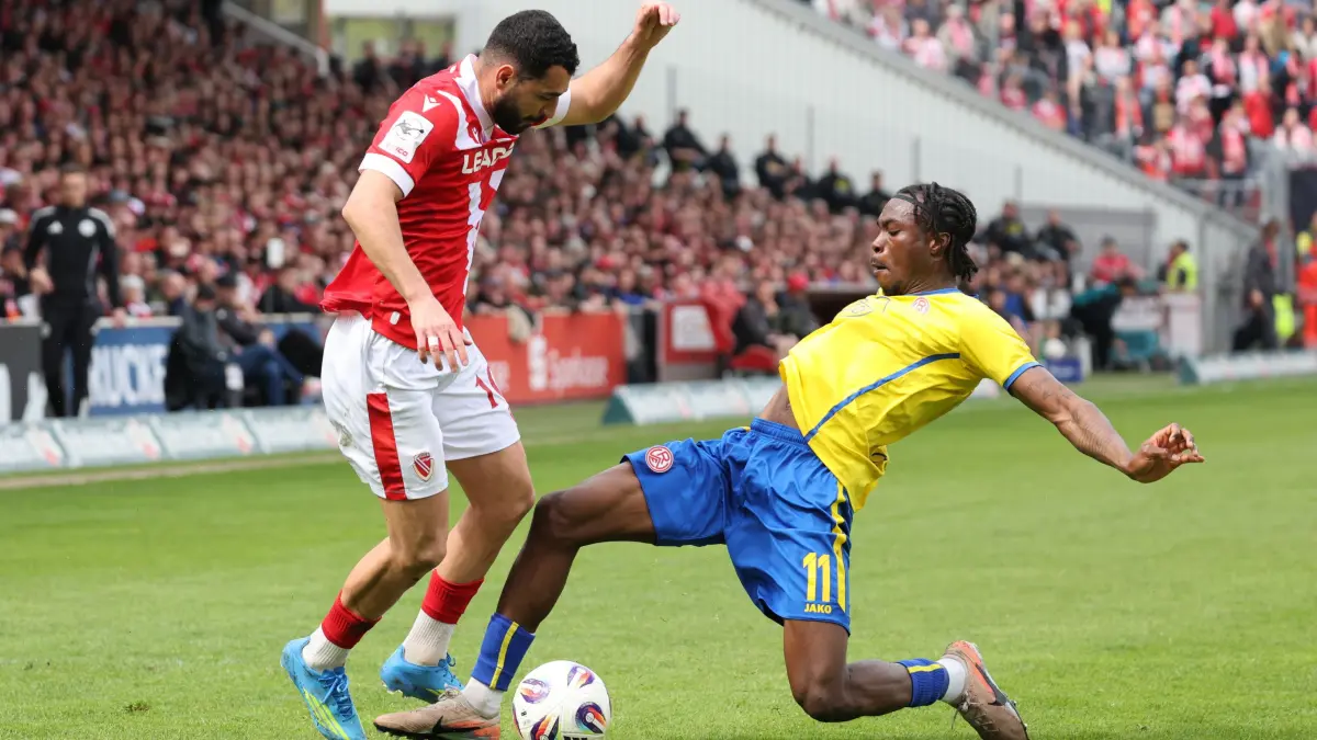 Fussball 3. Liga 2025/2026 FC Energie Cottbus - Rot-Weiss Essen: 10 Tolcay Cigerci (Energie Cottbus, l.), 11 Dickson Abiama (RW Essen)