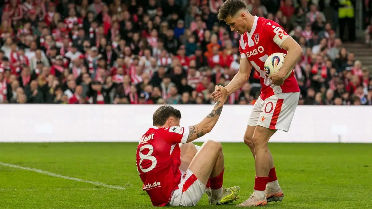 3. Liga - 2025/2026 - Sp. 34 - FC Energie Cottbus gegen Rot-Weiss Essen: Cottbus, Deutschland 19. April 2026:
3. Liga - 2025/2026 - Sp. 34 - FC Energie Cottbus gegen Rot-Weiss Essen
Im Bild: v.l. Erik Engelhardt (Energie Cottbus) und Axel Borgmann (Energie Cottbus)
/// DFB regulations prohibit any use of photographs as image sequences and/or quasi-video. ///