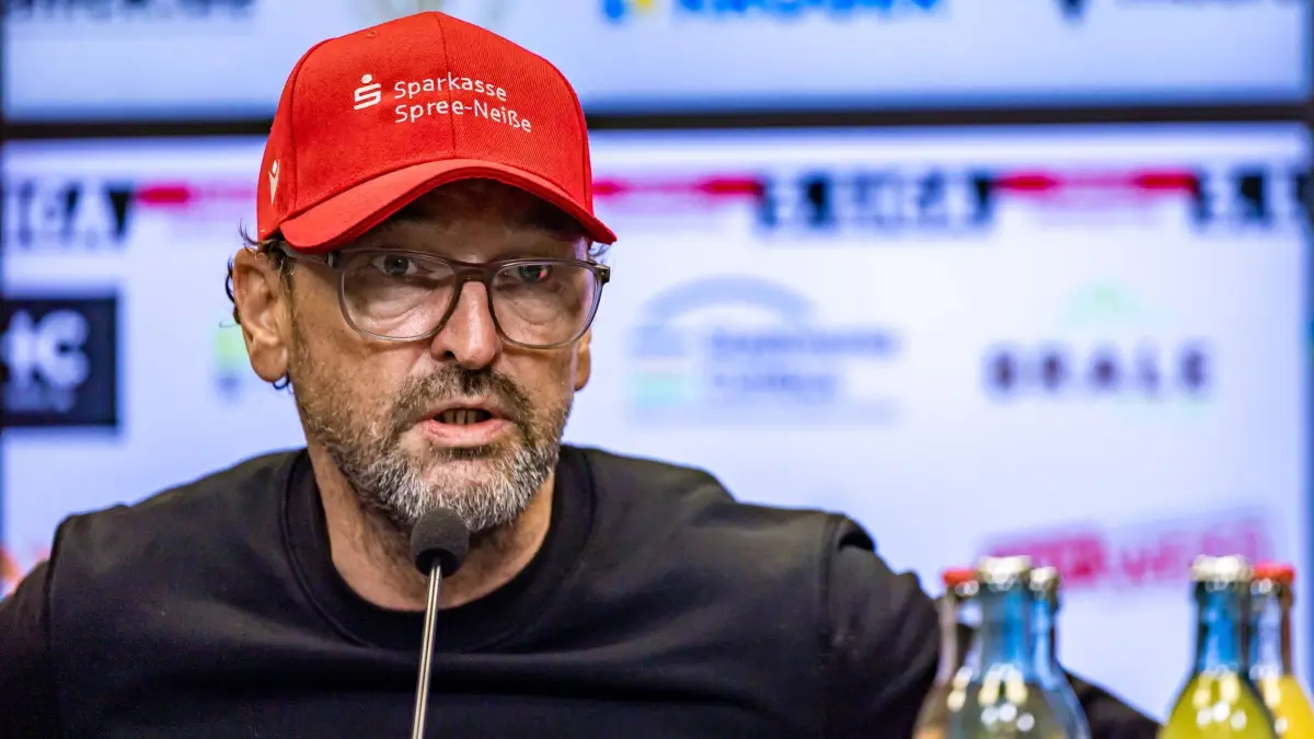 FC Energie Cottbus - Rot-Weiss Essen: 18.04.2026, Brandenburg, Cottbus: Fußball, Männer: 3. Liga, Energie Cottbus - Rot-Weiss Essen, 34. Spieltag, LEAG Energie Stadion. Trainer Claus-Dieter Wollitz (FC Energie Cottbus) sitzt in der Pressekonferenz nach dem Spiel. Foto: Frank Hammerschmidt/dpa +++ dpa-Bildfunk +++