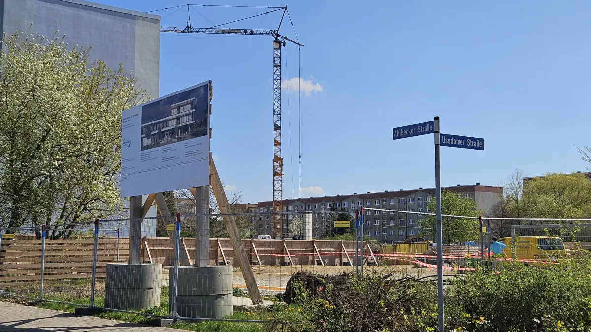 Baustelle an der Usedomer Straße in Senftenberg: Hier entsteht die neue Förderschule „Hand in Hand“. Der Neubau verändert auch das Umfeld – etwa durch neue Wegeführungen und den Wegfall von Parkplätzen.