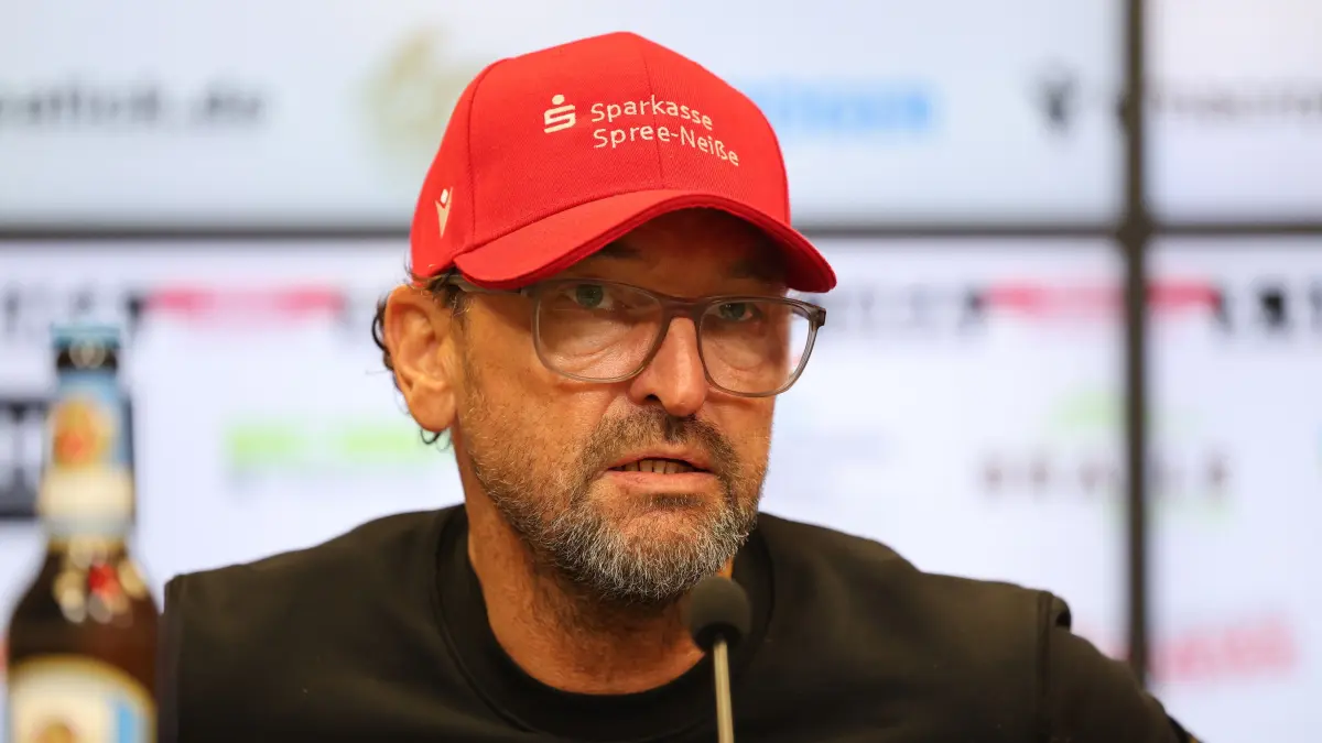 Fussball 3. Liga 2025/2026 FC Energie Cottbus - Rot-Weiss Essen: Trainer Claus-Dieter Wollitz (Energie Cottbus)