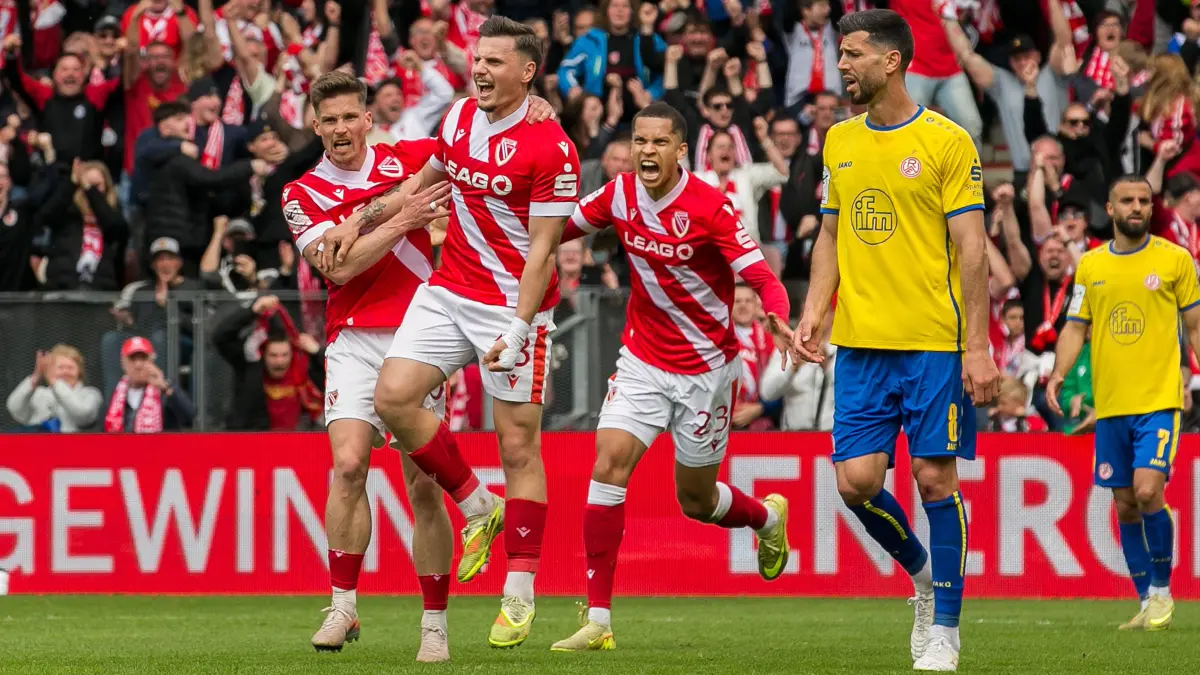 3. Liga - 2025/2026 - Sp. 34 - FC Energie Cottbus gegen Rot-Weiss Essen: Cottbus, Deutschland 19. April 2026: 3. Liga - 2025/2026 - Sp. 34 - FC Energie Cottbus gegen Rot-Weiss Essen Im Bild: Mitte Erik Engelhardt Energie Cottbus jubelt nach seinem Tor zum 1:1 mit v.l. Axel Borgmann Energie Cottbus und Nyamekye Awortwie-Grant Energie Cottbus /// DFB regulations prohibit any use of photographs as image sequences and/or quasi-video. /// LEAG Energie Stadion Brandenburg *** Cottbus, Germany 19 April 2026 3 Liga 2025 2026 Sp 34 FC Energie Cottbus v Rot Weiss Essen Pictured center Erik Engelhardt Energie Cottbus cheers after his goal for 1 1 with f l Axel Borgmann Energie Cottbus and Nyamekye Awortwie Grant Energie Cottbus DFB regulations prohibit any use of photographs as image sequences and or quasi video LEAG Energie Stadion Brandenburg Copyright: xFotostandx/xWeilandx