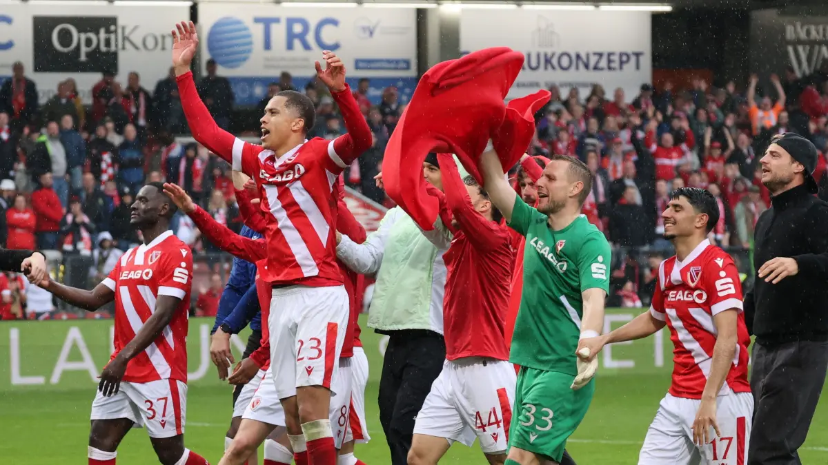 Fussball 3. Liga 2025/2026 FC Energie Cottbus - Rot-Weiss Essen: Energie feiert den Sieg