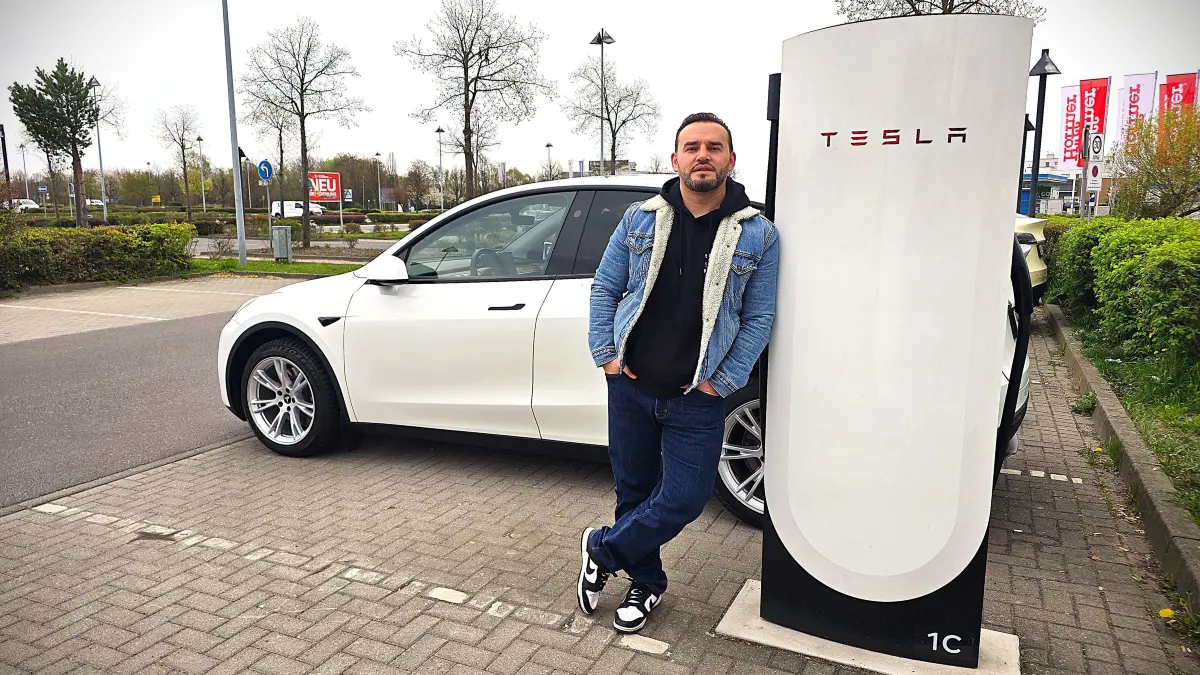 Tesla Ladesäule am Ikea in Waltersdorf Xhibril Blakcori interessiert sich nicht für die Spritpreise an der Tankstelle hinter ihm