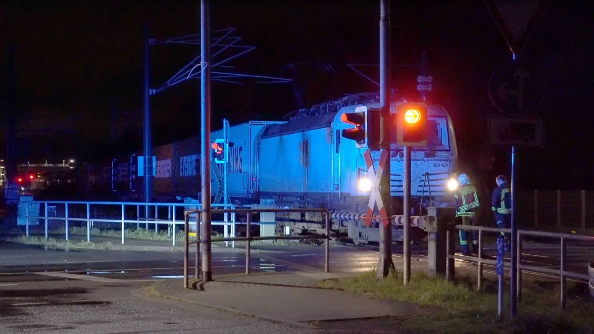 Zugunfall: Foto: Mirko Sattler; Mit dem Stichwort "H:Person auf Schiene" wurde die Feuerwehr Lauchhammer am späten Sonntagabend gegen 22.30 Uhr alarmiert. Nach Kontrolle des Gleisabschnittes in Bereich des Bahnhofes Lauchhammer-West durch die Feuerwehr, stelle sich heraus, das der Güterzug nicht mit einer, wie gemeldet, Person zusammenstieß, sondern zwischen Bahnhof und Stellwerk mit einem Wildschwein kollidierte.
Der Zug selbt kam erst am Bahnübergang Finsterwalder Strasse zum Stehen. Für alle Beteiligten war es am Ende Glück im Unglück, dass es nur ein Wildschwein war.
Nähere Infos von der Polizei