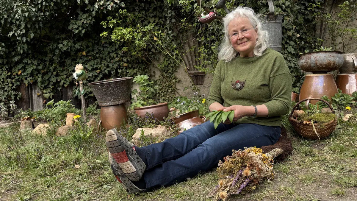 Marion Kuchra aus Rietschen kennt sich aus mit Kräuterkunde. Als "Buschweibl" bietet sie über den Erlichthof Kräuterwanderungen an. Hier sitzt sie in ihrem Garten hinter der Haus, in dem ihr Mann auch eine Zahnarztpraxis führt.