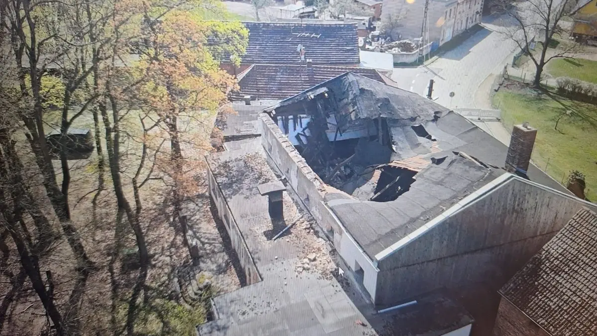 Ein riesiges Loch klafft im alten Harnasch in Noßdorf: So sieht das eingestürzte Dach von oben aus.