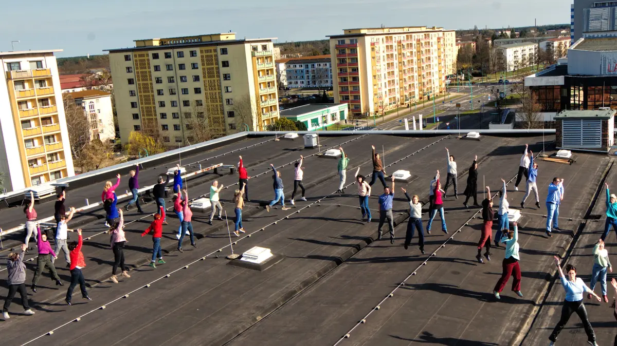 "Eine Stadt tanzt - die Entscheidung", so heißt das Tanzprojekt, mit dem Regisseur Dirk Lienig 80 Bürger auf die Bühne bringt. Im Tanz verhandeln sie die Existenzfrage der Stadt. Welche Zukunft wählen wir für Hoyerswerda?