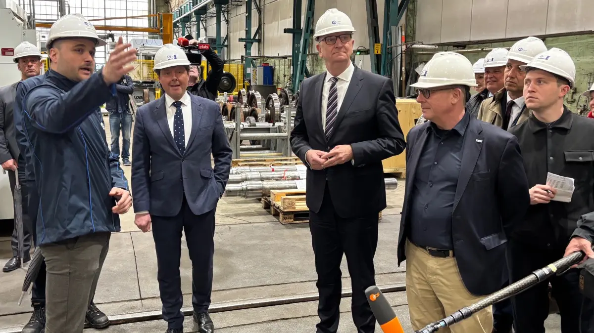 Brandenburgs Ministerpräsident Dietmar Woidke (SPD) gemeinsam mit dem Botschafter der Tschechischen Republik, S.E. Jiří Čistecký (3. v.l.) in Schwarze Pumpe bei der Leag-Tochter MCR, die sich von der einstigen Hauptwerkstatt des Kohlekonzerns mit der Aufarbeitung von bis zu 6000 Radsätzen pro Jahr zu einem großen Bahndienstleister wandeln will