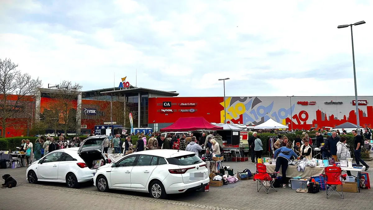 Der Flohmarkt am A10-Center in Wildau. Der Regen am Sonntag war nicht das einzige, was dort auf die gute Stimmung schlug.