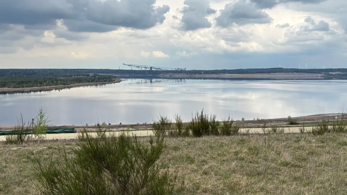 Blick vom Feldherrenhügel auf den Bergheider See und auf das Besucherbergwerk F60. Dank der Wolken entstehen immer wieder neue Eindrücke und Stimmungen.