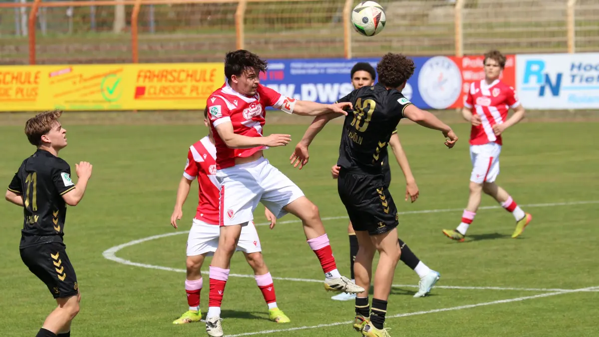 Maris Schößler (mittig, in rot) zieht im Mittelfeld bei der U19 von Energie Cottbus die Fäden. Gegen den 1. FC Köln gewann sein Team mit 2:1. Nun steht ein wichtiges Duell gegen den Hamburger SV aus, welches den weiteren Weg ebnet.