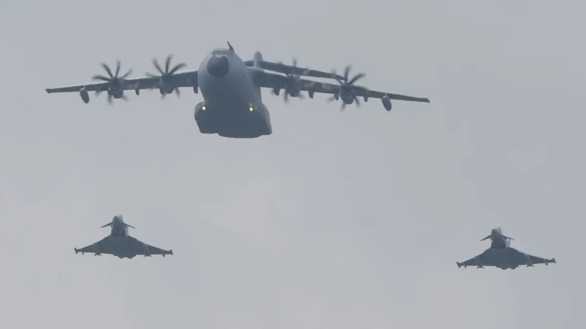 Zwei Eurofighter und eine Transportmaschine bei einer Übung im vergangenen Jahr. In gleicher Konstellation war die Bundeswehr über dem Flughafen BER in der Luft.