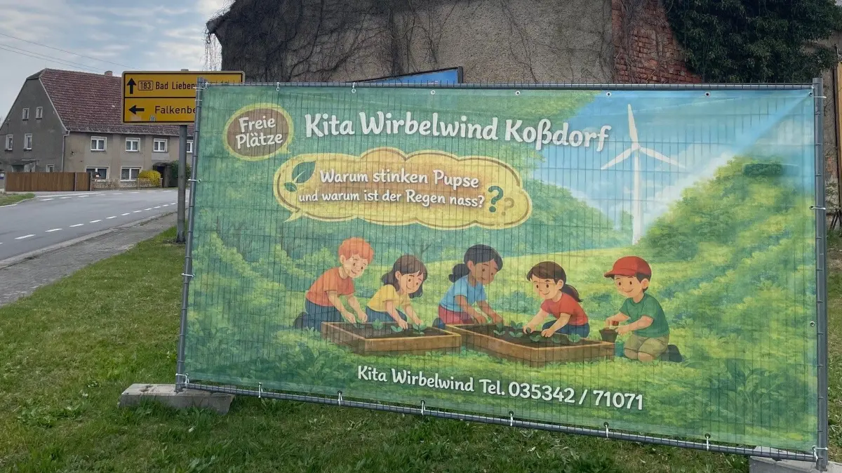 Die Eltern lassen nicht locker und wollen die Kita Wirbelwind in Koßdorf (Stadt Mühlberg) erhalten. Dazu wird an Straßen, hier in Marxdorf, auch viel Werbung betrieben. Doch führt das zu mehr Anmeldungen?