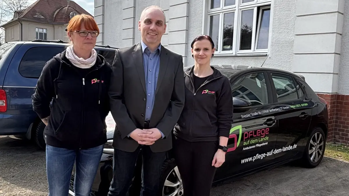 Christian Zarach (Mitte) hat in Brieske einen Pflegedienst etabliert. Zwischen den Einsätzen haben Pflegedienstleiterin Janett Dutschk (r.) und Pflegefachkraft Sylvia Löbe-Fliegner kurz Zeit für ein Foto.