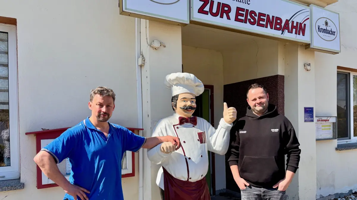 Thomas Antpusat (l.) und Eric Schulze vom Vita-Team in Kolkwitz wollen als neue Betreiber der Traditionsgaststätte "Zur Eisenbahn" durchstarten. Aktuell läuft der Umbau auf Hochtouren.