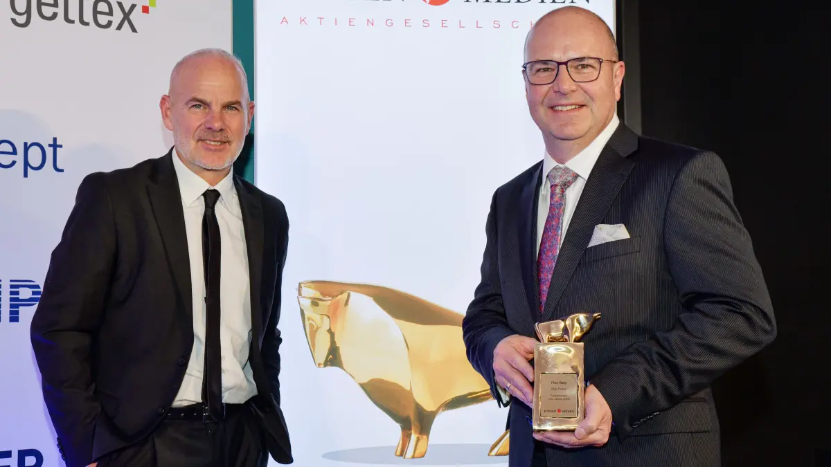 Rico Bialy (r.) bei der Preisverleihung in München: Der Senftenberger wurde als „Finanzberater des Jahres 2026“ mit dem „Goldenen Bullen“ ausgezeichnet.