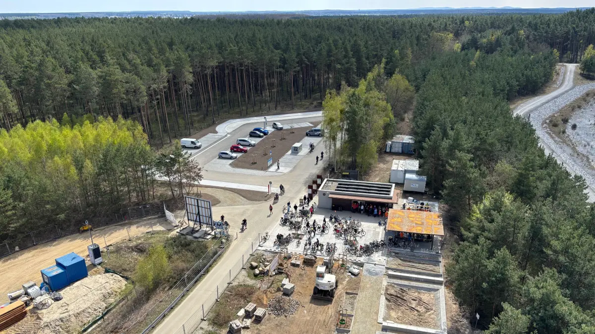 Der Parkplatz am Rostigen Nagel ist seit dem 17. April bereits nutzbar. Doch die Bauarbeiten im Umfeld der Landmarke gehen weiter. Voraussichtlich bis Mai soll alles vollendet sein.