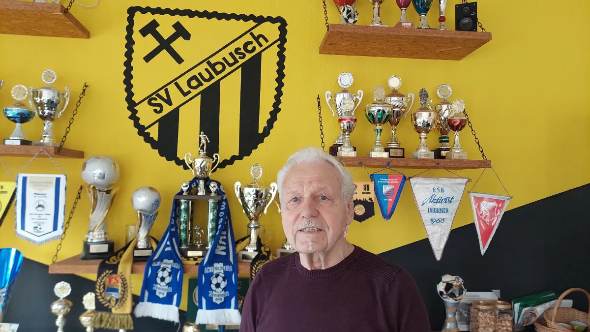 Fußball ist sein Leben und er eine Legende im Ort: Willi Fritsch vom SV Laubusch.