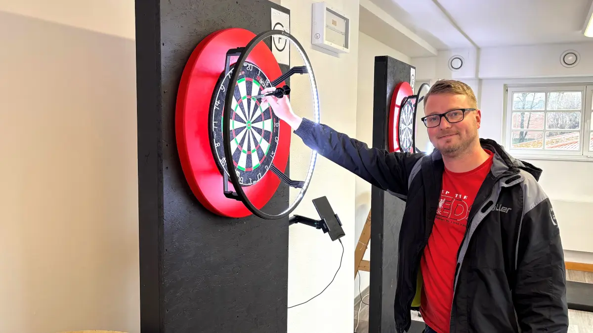 Mittlerweile hat die Dart-Abteilung des SV Lok Falkenberg auch eine bessere eigene Ausstattung. Sehr zur Freude von Martin Scharff.