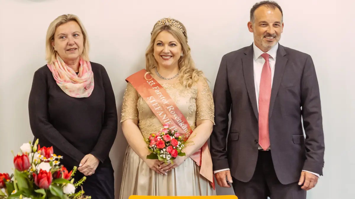 Stefanie Nabel ist zugleich die aktuelle und auch die künftige Rosenkönigin von Forst (Lausitz). Dieser Tage wurde im Beisein von Bürgermeisterin Simone Taubenek (links) der neue Sponsoringvertrag für die Rosenkönigin unterschrieben. Hauptsponsor ist die Sparkasse Spree-Neiße.