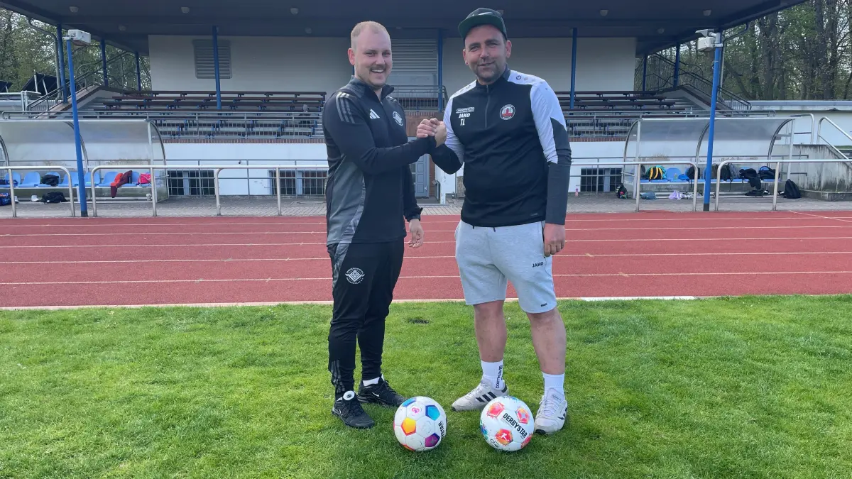 Philip Kusno, Trainer der ersten Männermannschaft von der Spielvereinigung, und Toni Lehmann, Trainer der ersten Männermannschaft vom FC Sängerstadt haben ganz besondere Erwartungen an das Derby am 25. April 2026.