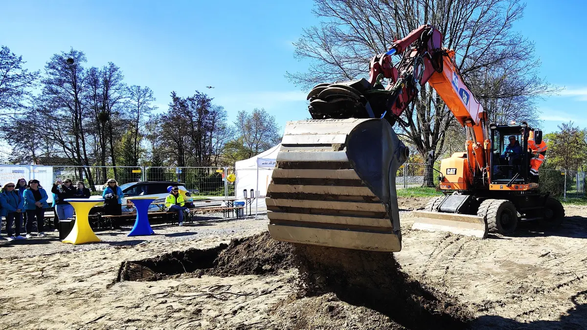 Statt eines Spatens kommt beim Start des Helios-Projektes in Hoyerswerda ein Bagger zum Einsatz.