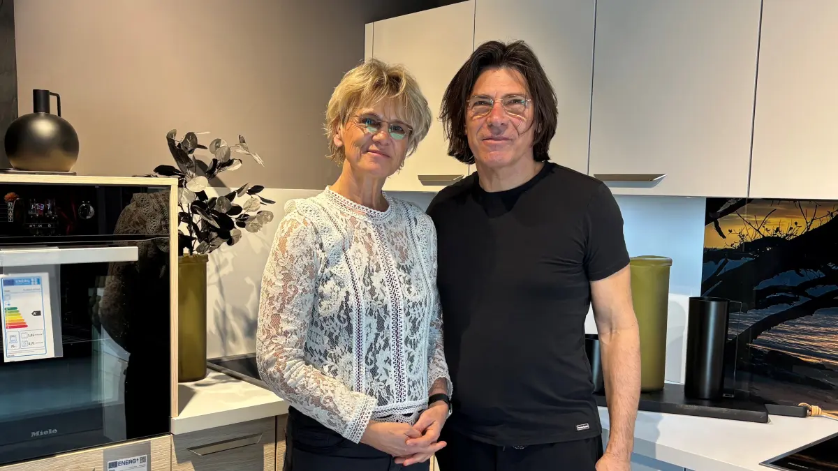 Sabine und René Geisler. Küchen Geisler GmbH in Neuhausen bei Cottbus ist ein familiengeführtes Unternehmen mit über 30 Jahren Erfahrung in der Planung und im Verkauf individueller Küchen. Es bietet umfassende Leistungen von der persönlichen Beratung über die Planung bis hin zur fachgerechten Montage der Küche. Das Unternehmen hat Fördermittel aus dem Brandenburg-Paket Energie und dem Just Transition Fund (JTF) der Europäischen Union in Gesamthöhe von über 350.000 Euro erhalten.