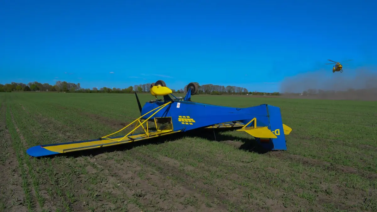 Absturz bei Hoyerswerda: Dieses Ultraleichtflugzeug war im Landanflug über einem Feld bei Tätschwitz in der Gemeinde Elsterheide abgestürzt. So erging es dem Piloten (69).