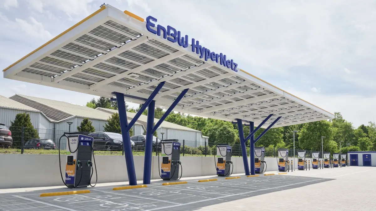 So einen ähnlichen Ladepark wie diesen in Empfingen (Baden-Württemberg) hat das Unternehmen EnBW jetzt einen Schnellladepark an der A13 bei Klettwitz eröffnet.