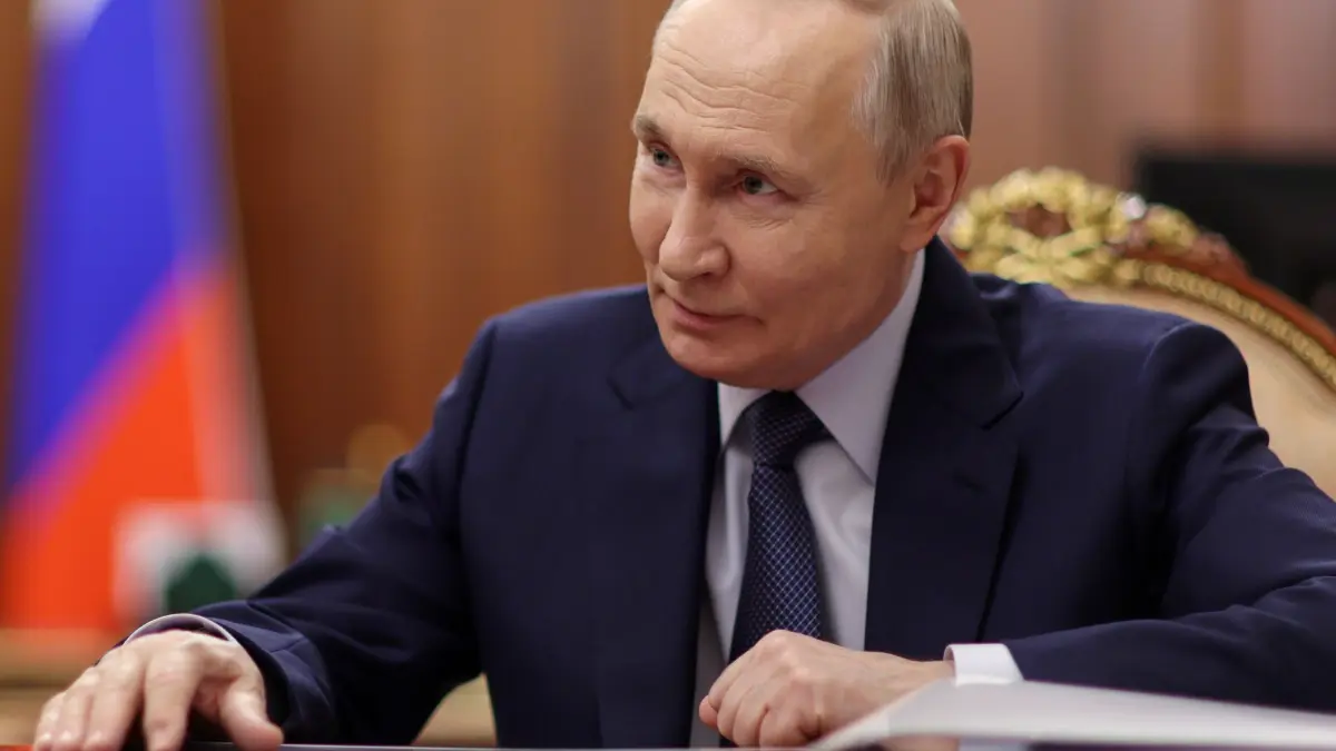 Der russische Präsident Wladimir Putin hört Temrezow, dem Oberhaupt der Republik Karatschai-Tscherkess, während ihres Treffens im Kreml zu. +++ dpa-Bildfunk +++