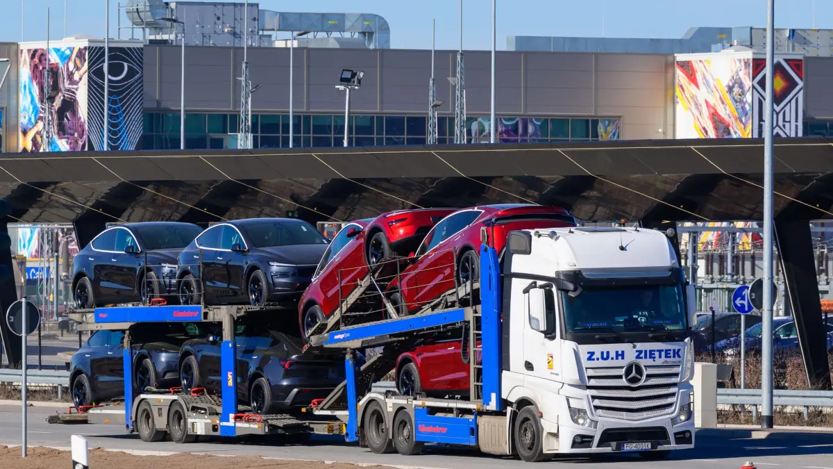 US-Elektroautobauer Tesla: ARCHIV - 02.03.2026, Brandenburg, Grünheide: Ein Autotransporter mit Elektrofahrzeugen vom Typ Tesla Model Y verlässt die Tesla-Gigafactory Berlin-Brandenburg. (zu dpa: «Tesla mit mehr Umsatz und Gewinn») Foto: Patrick Pleul/dpa +++ dpa-Bildfunk +++