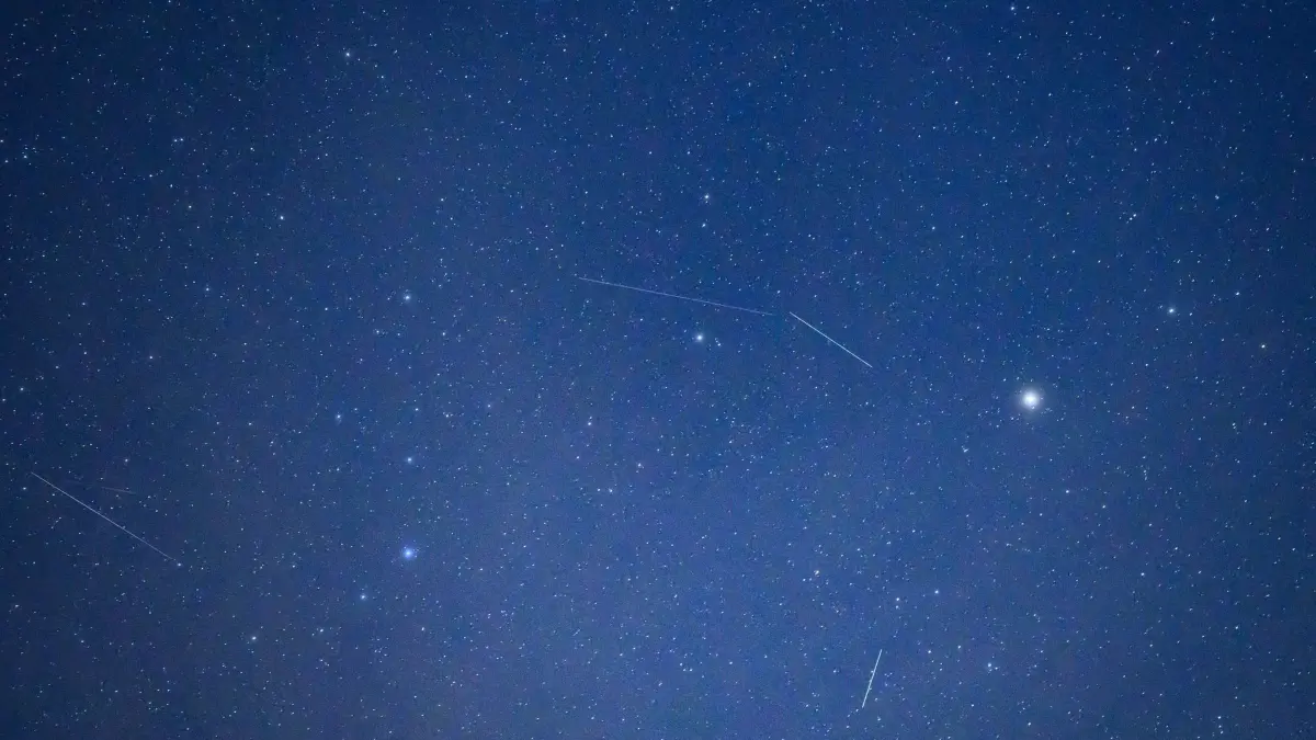 Sternschnuppen der Lyriden erwartet: 22.04.2026, Brandenburg, Lietzen: Der Sternenhimmel leuchtet über Brandenburg. Durch die Langzeitbelichtung von 10 Sekunden, werden Satelliten und andere Objekte in der Umlaufbahn der Erde als Striche dargestellt. Jedes Jahr im April durchquert die Erde Trümmer des Kometen C/1861 G1 (Thatcher). Dabei treten Sternschnuppen, die Lyriden, am Nachthimmel auf. Foto: Patrick Pleul/dpa +++ dpa-Bildfunk +++