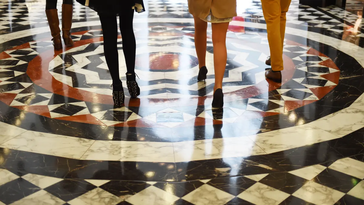 Einst ein luxuriöses Pflaster: Passanten laufen über den spiegelnden Marmorfußboden im Quartier 206 in der Friedrichstraße in Berlin.